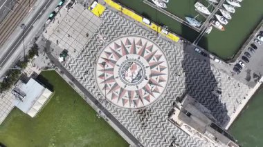 Lizbon, Portekiz 'deki Lizbon' da Keşifler Anıtı. İkonik anıt. Turizm Tarihi Yer. Portekiz 'deki Lizbon' da Keşifler Anıtı. Keşif Sembolü. Tejo Nehri Peyzajı. Lizbon Skyline.