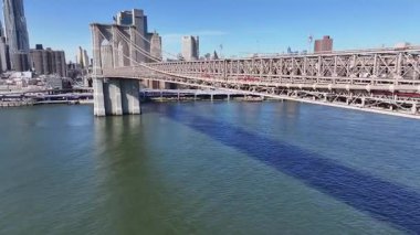 New York 'ta Manhattan' daki Brooklyn Köprüsü. Highrise Binaları Sahnesi. Kablo Köprüsü Manzarası. New York 'taki Brooklyn Köprüsü. Şehir Merkezi Şehir Manzarası.