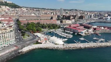 İtalya 'daki Napoli Kraliyet Sarayı. Şehir manzarası manzarası. Şehir merkezinde. İtalya 'daki Napoli Kraliyet Sarayı. Kültür Mirası Skyline. Güzel Hükümet Binası. İtalya Manzarası.