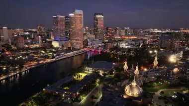 Tampa Skyline, Tampa, Florida Birleşik Devletleri. Şirket Binası Peyzajı. Aydınlatılmış gökdelen. Florida 'da Tampa Skyline. Trafik Şehir Manzarası. Şehir Merkezi Manzarası.