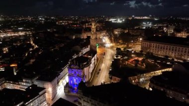 Portekiz 'in Porto bölgesindeki Clerigos Kulesi' nde. Aydınlanmış Katolik Kilisesi. Şehir merkezindeki şehir manzarası. Şehir Gecesi Sahnesi. Portekiz 'in Porto Bölgesi' ndeki Clerigos Kulesi. Lizbon Meydanı.