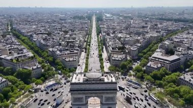 Fransa 'nın Paris Adası' nda Zafer Takı. Charles De Gaulle Kavşağı. Şehir merkezindeki şehir manzarası. Fransa 'da Paris' te Zafer Takı. Kültür Mirası Skyline. Champs Elysees Bulvarı.