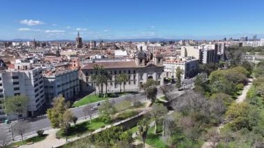 Valencia 'daki Turia Gardens Valence Community İspanya' da. Eğlence Parkı Sahnesi. Şehir merkezindeki şehir manzarası. Valence Community İspanya 'da Valencia. Kültür Mirası Skyline. Şehir Sahnesi.