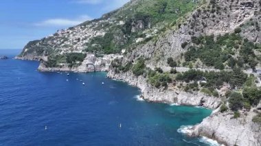 İtalya Salerno 'daki Praiano' da Amalfi Sahili. Plaj manzarası. Turizm Tarihi Yer. İtalya Salerno 'daki Praiano' da Amalfi Sahili. Salerno Körfezi Skyline. Kıyı Kenti manzarası. Akdeniz.