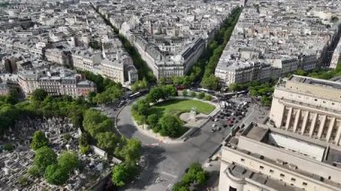 Fransa 'daki Paris' te Trocadero Meydanı. Heybetli bina. Eğlence parkı Skyline. Fransa 'daki Paris' te Trocadero Meydanı. Şehir merkezindeki şehir manzarası. Trocadero Bahçesi.