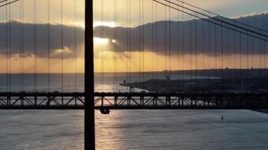 Lizbon 'un Lizbon bölgesindeki 25 Nisan Köprüsü' nde günbatımı silsilesi. Günbatımı Şehir Manzarası. Kablo Köprüsü Sahnesi. Portekiz, Lizbon 'da 25 Nisan Köprüsü. Highway Yolu Peyzajı. Kablo Köprüsü.