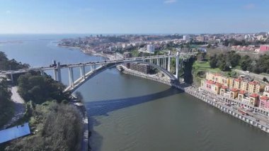 Porto Portekiz 'in Porto bölgesindeki Arrabida Köprüsü. Coastal Yolu. Freeway Yolu Manzarası. Şehir merkezindeki şehir manzarası. Portekiz 'deki Arrabida Köprüsü. Portekiz Skyline 'ı. Seyahat Alanı.