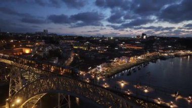Porto Bölgesi, Portekiz 'deki Porto Köprüsü' nde Günbatımı I. Luis Köprüsü. Sunset City Sahnesi. Aydınlatılmış Köprü Manzarası. Portekiz 'in Porto Bölgesi' ndeki I. Luis Köprüsü. Güzel Karanlık Skyline.