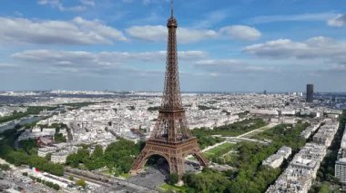 Paris Skyline Fransa 'daki Paris Adası' nda. Yüksek Eyfel Kulesi. Şehir merkezindeki şehir manzarası. Paris Skyline Fransa 'daki Paris Adası' nda. Seine River Skyline 'da. Metropolitan Bölgesi Hava Görünümü.