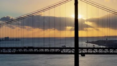 Lizbon 'un Lizbon bölgesindeki 25 Nisan Köprüsü' nde günbatımı silsilesi. Günbatımı Şehir Manzarası. Kablo Köprüsü Sahnesi. Portekiz, Lizbon 'da 25 Nisan Köprüsü. Köprü Manzarası 'nda Tren. Yükseltilmiş Yol.