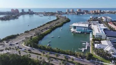 Clearwater Skyline, Florida 'da, ABD' de. Şehir Plajı. Bay Water Sahnesi. Şehir merkezinde. Clearwater Skyline, Florida 'da, ABD' de. Huzurlu Manzara.