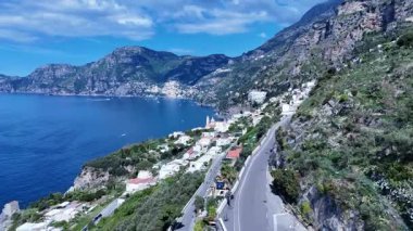 İtalya Salerno 'daki Praiano' da Amalfi Sahili. Plaj manzarası. Dev Uçurumlar Sahnesi. İtalya Salerno 'daki Praiano' da Amalfi Sahili. Ortaçağ Şehir Skyline 'ı. Salerno Körfezi Akdeniz. Sahil Skyline.
