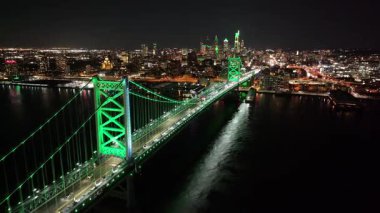 Philadelphia 'daki Cable Köprüsü, Amerika Birleşik Devletleri. City At Night Scene. Aydınlatılmış Köprü Manzarası. Pennsylvania 'daki Kablo Köprüsü. Benjamin Franklin Köprüsü.