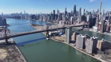 New York 'ta Manhattan' daki Queensboro Köprüsü. Freeway Yolu Sahnesi. Güzel şehir manzarası. New York 'taki Queensboro Köprüsü. Yüksek Binalar Manzarası.