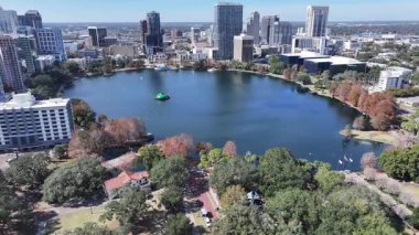 Florida, Orlando 'daki Eola Parkı. Yüksek Binalar Peyzajı. Finans Bölgesi. Orlando Florida Birleşik Devletleri 'nde. Şehir merkezinde. Şehir Açık Hava.