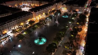 Lizbon, Portekiz 'in Lizbon bölgesindeki Skyline' ın gece manzarası. Aydınlanmış Şehir. Güzel şehir manzarası. Lizbon Skyline Portekiz 'de. Gece Şehri Peyzajı. Aydınlatılmış Şehir.