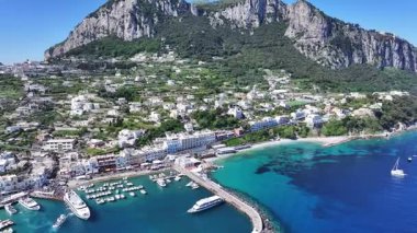 İtalya 'da Napoli' de Capri Skyline. Plaj manzarası. Turizm Tarihi Yer. İtalya 'da Napoli' de Capri Skyline. Napoli Körfezi, Skyline. Kıyı Kenti manzarası. Akdeniz.