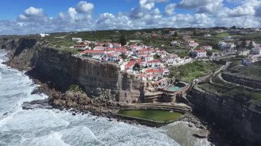 Azenhas Lizbon 'un Sintra bölgesindeki Mar Plajı' nda oynuyor. Coastal City. Doğa manzarası. Plaj manzarası. Azenhas Lizbon 'un Sintra bölgesindeki Mar Plajı' nda.