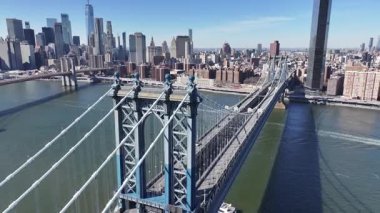 Manhattan Köprüsü New York 'ta. Highrise Binaları Sahnesi. Kablo Köprüsü Manzarası. New York 'taki Manhattan Köprüsü. Otoyol Arkaplanı.