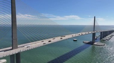 Florida 'daki Saint Petersburg' da Sunshine Skyway Köprüsü. Highway Yolu. Köprü manzarası. Freeway Yolu Sahnesi. Florida 'daki Saint Petersburg' da Sunshine Skyway Köprüsü.