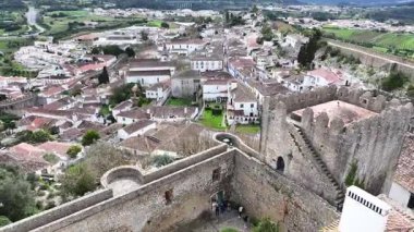Portekiz 'in Leiria bölgesindeki Obidos' ta Obidos Skyline. Tarihi Köy. Ortaçağ Kalesi. Göz kamaştırıcı manzara. Portekiz 'in Leiria bölgesindeki Obidos' ta Obidos Skyline. Eski Şehir Manzarası.