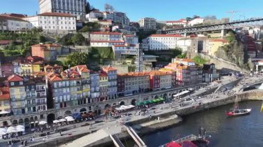 Porto Portekiz 'in Porto bölgesindeki Ribeira Rıhtımı. Şehir merkezinde. Ortaçağ Binaları. Tarihi Şehir Sahnesi 'nde. Portekiz, Porto bölgesindeki Ribeira Rıhtımı. Turizm Simgeleri.