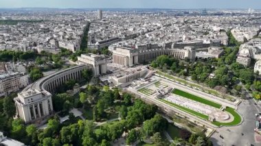 Fransa 'daki Paris' te Trocadero Meydanı. Heybetli bina. Eğlence parkı Skyline. Fransa 'daki Paris' te Trocadero Meydanı. Şehir merkezindeki şehir manzarası. Trocadero Bahçesi.