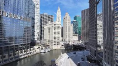 Chicago Riverwalk, Chicago, Illinois, ABD. Şehir merkezinde. Metropolis Manzarası. Illinois 'de Chicago Sahil Yolu. Finans Bölgesi. Çarpıcı Şehir Manzarası.