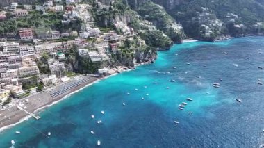 Salerno İtalya 'daki Positano' da Amalfi Sahili. Coastal City. Rıhtım manzarası. Salerno İtalya 'daki Positano' da Amalfi Sahili. Plaj manzarası. Ortaçağ Binaları. Amalfi Sahil Skyline.