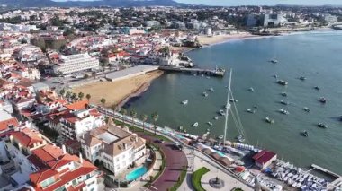 Cascais Skyline Lizbon 'un Cascais bölgesinde. Coastal City. Rıhtım manzarası. Plaj manzarası. Lizbon 'un Cascais Bölgesindeki Cascais Skyline.