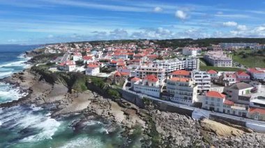 Portekiz 'in Lizbon bölgesindeki Sintra' da Apple Beach. Plaj manzarası. Turizm Tarihi Yer. Şehir manzarası sahnesi. Lizbon 'un Sintra bölgesindeki Apple Plajı.