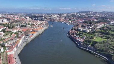 Porto Portekiz 'in Porto bölgesindeki Porto Skyline' da. Kıyı manzarası. Douro Nehri. Ribeira İskelesi Şehri. Portekiz 'de Porto Skyline. Portekiz Skyline 'ı. Seyahat Alanı.
