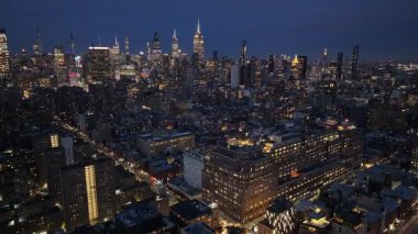 New York, New York Skyline 'ın New York' taki gece silueti. Gece Şehri Peyzajı. Finans Bölgesi. New York Skyline, New York Birleşik Devletleri. Yüksek Binalar Manzarası.