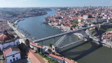 Portekiz 'in Porto bölgesindeki Serra Do Pilar Manastırı. I. Luis Köprüsü. Ribeira İskelesi. Tarihi Şehir Sahnesi 'nde. Portekiz 'in Porto Bölgesi' ndeki Serra Do Pilar Manastırı. Turizm Simgeleri.