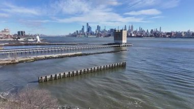 Hudson River Walkway New Jersey 'de Jersey City' de. Şehir merkezinde. Hudson Sahilyolu. Hudson Nehri Yolu, Amerika Birleşik Devletleri. Deniz feneri manzarası. Güzel Şehir Manzarası.