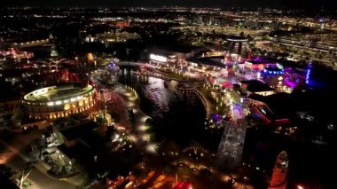 Orlando Universal Orlando, Florida, ABD. Aydınlatılmış Park. Çekim Sahnesi. Gece Şehri Sahnesi. Florida Birleşik Devletleri. Orlando Universal Orlando Florida 'da Amerika Birleşik Devletleri.