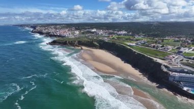 Lizbon 'un Sintra bölgesindeki Praia Grande Plajı. Sahil Skyline. Doğa manzarası. Yaz Gezisi. Lizbon 'un Sintra bölgesindeki Praia Grande Plajı. Tropikal Manzara.