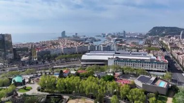 Barcelona 'daki Fransa Tren İstasyonu İspanya' nın Barselona eyaletinde. Şehir manzarası manzarası. Şehir merkezinde. Kültür Mirası Skyline. Barselona İspanya 'daki Fransa Tren İstasyonu. Güzel Tren İstasyonu.