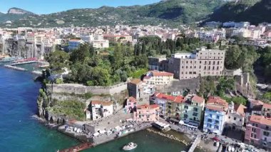 Sorrento Sahili, Sorrento, Napoli İtalya. Plaj manzarası. Dev Uçurumlar Sahnesi. Napoli İtalya 'da Sorrento Sahili. Ortaçağ Şehir Skyline 'ı. Napoli Körfezi Akdeniz. Amalfi Sahil Skyline.