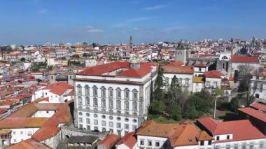 Porto Bölgesi Portekiz 'deki Porto Skyline' da. Katolik Kilisesi. Şehir merkezindeki şehir manzarası. Ortaçağ Binası. Portekiz 'de Porto Skyline. Portekiz Skyline 'ı. Seyahat Alanı.