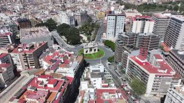 Valencia, Valenciana İspanya 'da Puerta De La Mar. Highrise Binaları Sahnesi. Şehir merkezinde. Valencia, Valenciana İspanya 'da. Deniz Kapısı Skyline. Güzel Anıt.