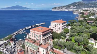 Sorrento Sahili, Sorrento, Napoli İtalya. Plaj manzarası. Dev Uçurumlar Sahnesi. Napoli İtalya 'da Sorrento Sahili. Ortaçağ Şehir Skyline 'ı. Napoli Körfezi Akdeniz. Amalfi Sahil Skyline.