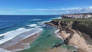 Lizbon 'un Sintra bölgesindeki büyük sahil. Plaj manzarası. Doğa Deniz Burnu. Seyahat güzergahı. Lizbon 'un Sintra bölgesindeki büyük sahil. Turkuaz Su.
