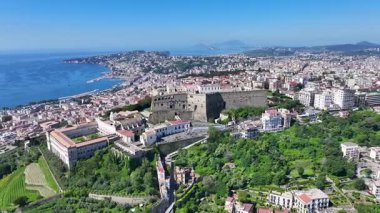 İtalya 'daki Napoli' deki Aziz Elmo Kalesi. Şehir merkezindeki şehir manzarası. Napoli Körfezi manzarası. İtalya 'daki Napoli' deki Aziz Elmo Kalesi. Ortaçağ Kalesi. Skyline Ortaçağ Binası. İtalya Manzarası.