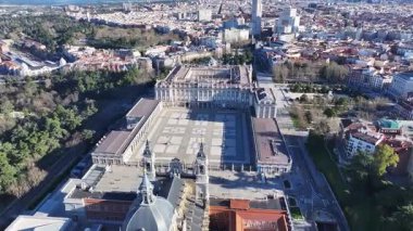Madrid İspanya Topluluğunda Madrid Kraliyet Sarayı. Ortaçağ Binaları manzarası. Şehir merkezinde. Capital City Sahnesi. İspanya 'daki Madrid Kraliyet Sarayı. Güzel Şehir Manzarası.