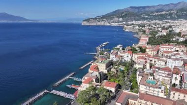 Sorrento Sahili, Napoli İtalya Sorrento. Coastal City. Rıhtım manzarası. Napoli İtalya 'daki Sorrento Plajı. Plaj manzarası. Ortaçağ Binaları. Sorrento Skyline. Amalfi Sahili.