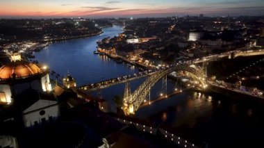 Porto Bölgesi, Portekiz 'deki Porto Köprüsü' nde Günbatımı I. Luis Köprüsü. Sunset City Sahnesi. Aydınlatılmış Kemer Köprüsü. Portekiz 'in Porto Bölgesi' ndeki I. Luis Köprüsü. Karanlık Skyline Manzarası.