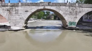 Lazio İtalya 'daki Cestius Köprüsü. Kültür Mirası. Güzel şehir manzarası. Lazio İtalya 'daki Cestius Köprüsü. Ortaçağ manzarası. Roma Köprüsü Tarihi. İtalya Skyline.