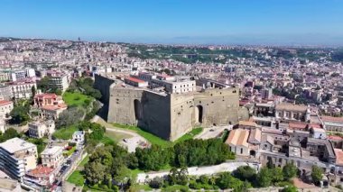 İtalya, Campania 'daki Napoli' de Castel Sant Elmo. Şehir merkezindeki şehir manzarası. Güzel Skyline. İtalya, Campania 'daki Napoli' de Castel Sant Elmo. Highrise Binaları. Napoli Mimarisi. Napoli Skyline.