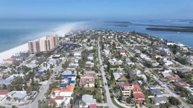 Clearwater Skyline, Florida 'da, ABD' de. Plaj manzarası. Şehir merkezinde. Çarpıcı şehir manzarası. Clearwater Skyline, Florida 'da, ABD' de. Sis Sabahı.